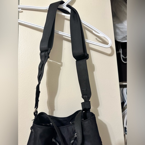 ❌SOLD ❌ Lululemon bucket bag - Picture 4 of 10